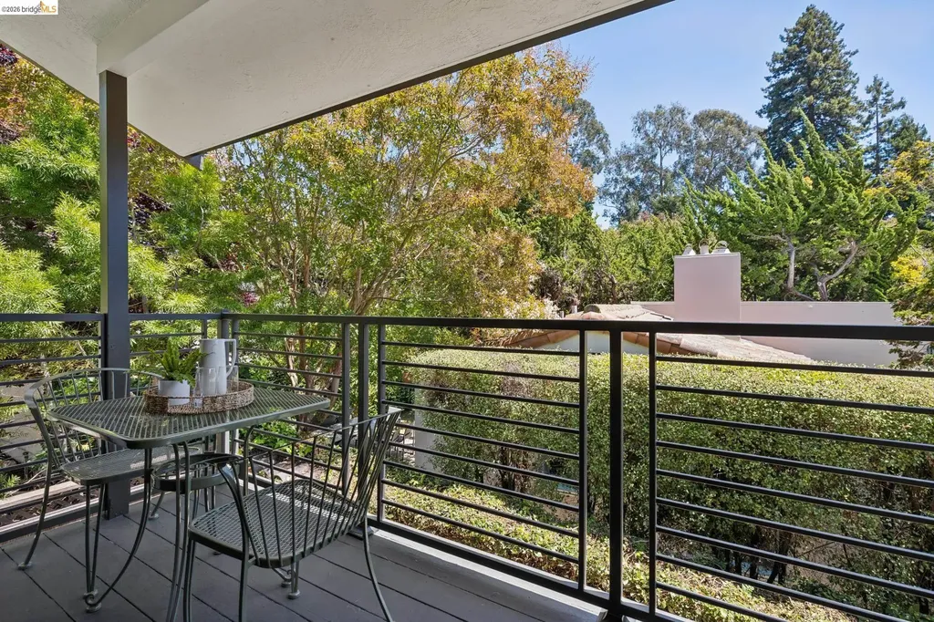 921 Underhills Road Oakland CA 94610