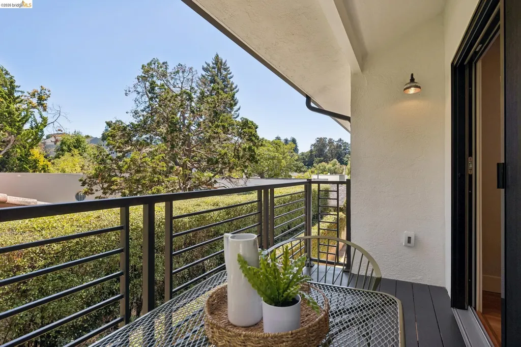 921 Underhills Road Oakland CA 94610