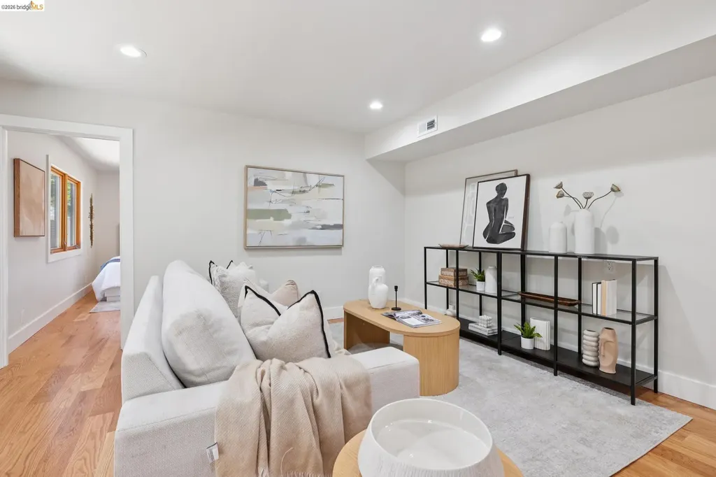 921 Underhills Road Oakland CA 94610