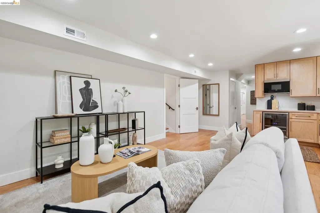 921 Underhills Road Oakland CA 94610