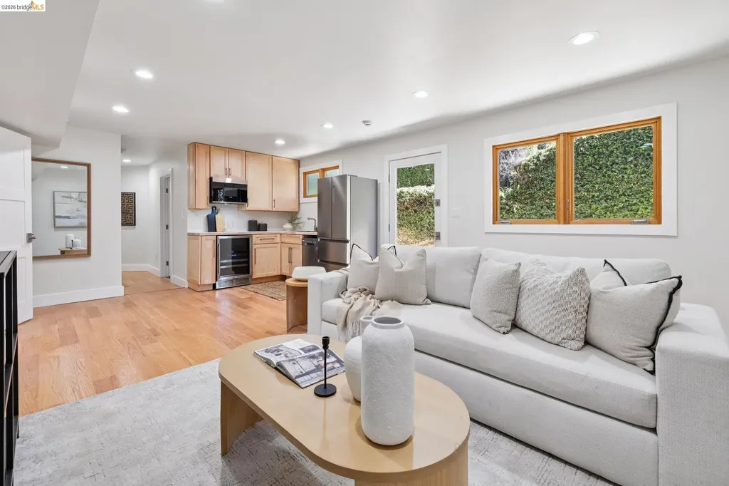 921 Underhills Road Oakland CA 94610