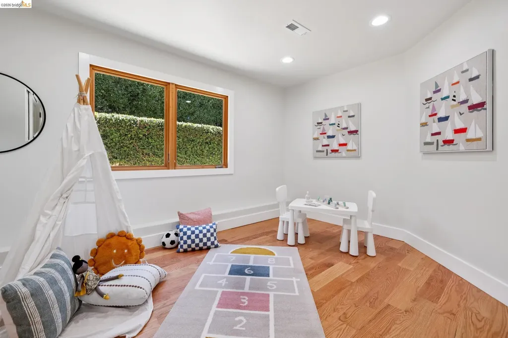 921 Underhills Road Oakland CA 94610
