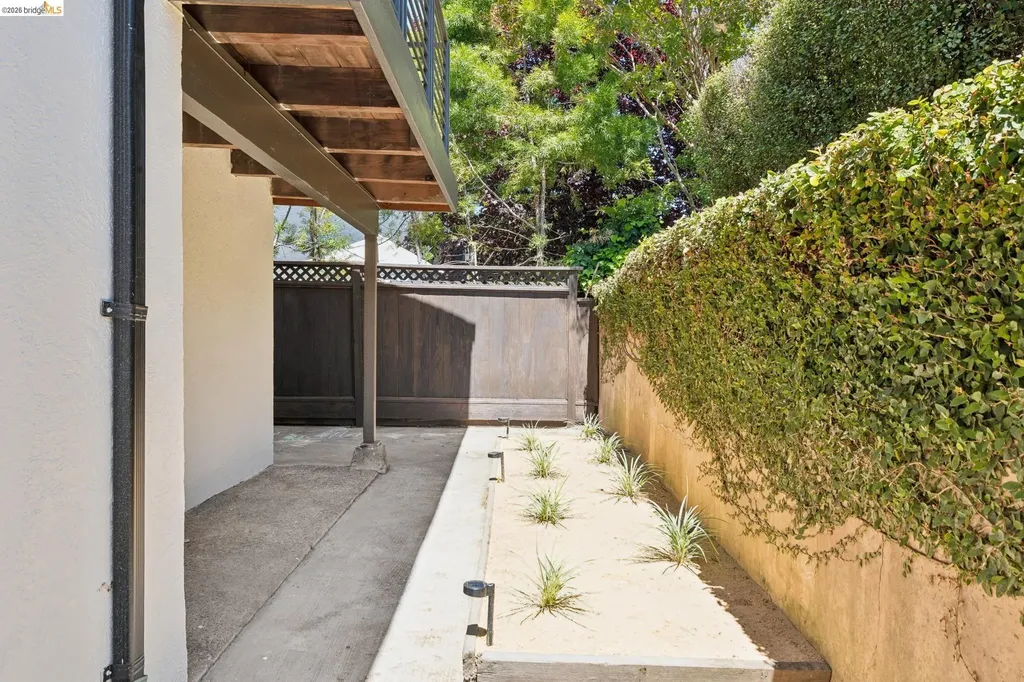 921 Underhills Road Oakland CA 94610
