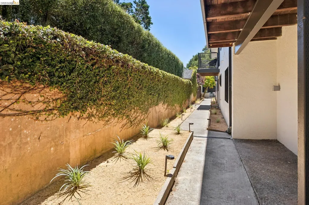 921 Underhills Road Oakland CA 94610
