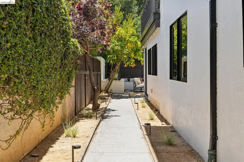 921 Underhills Road Oakland CA 94610