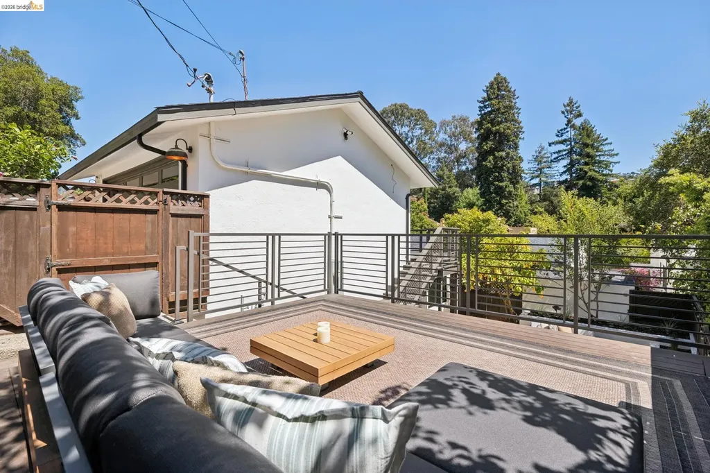 921 Underhills Road Oakland CA 94610