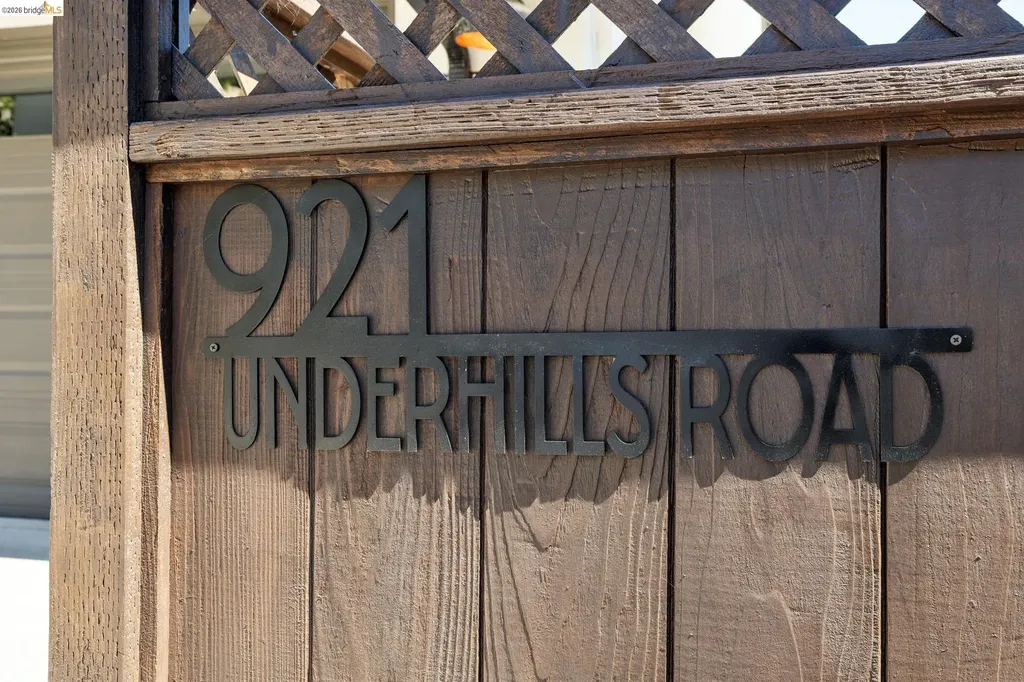 921 Underhills Road Oakland CA 94610