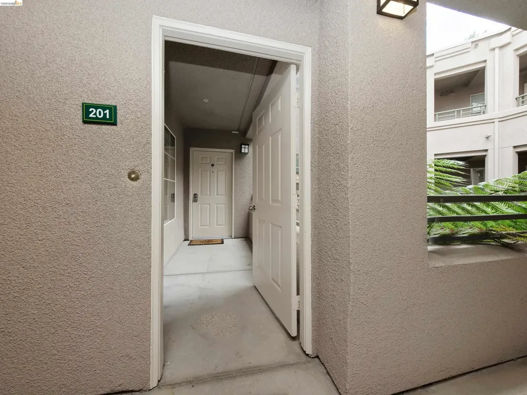 220 Caldecott Lane Oakland CA 94618