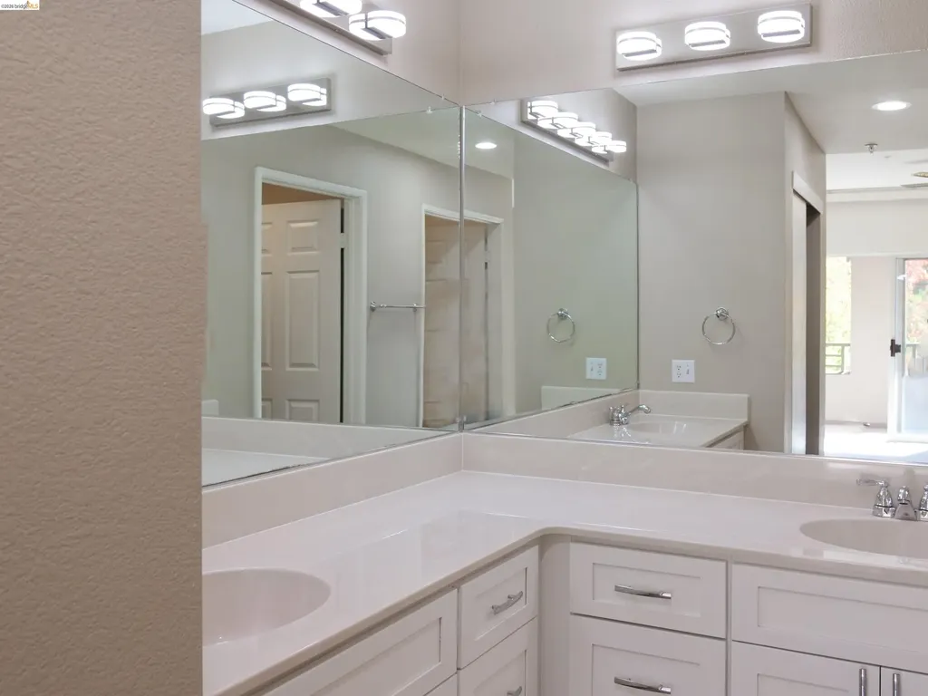 220 Caldecott Lane Oakland CA 94618