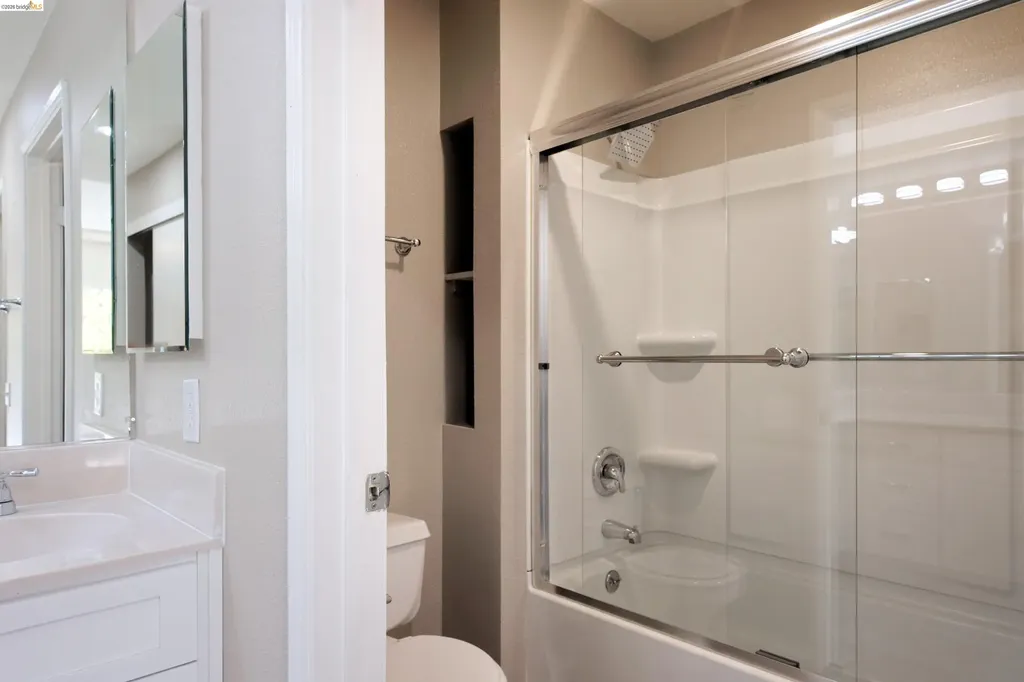 220 Caldecott Lane Oakland CA 94618
