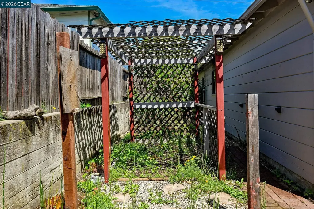 2110 Pomona Avenue Martinez CA 94553