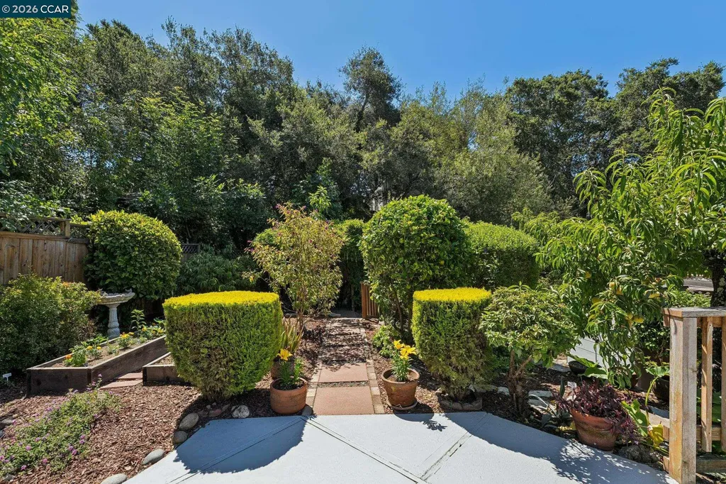 4034 Rusting Avenue Oakland CA 94605