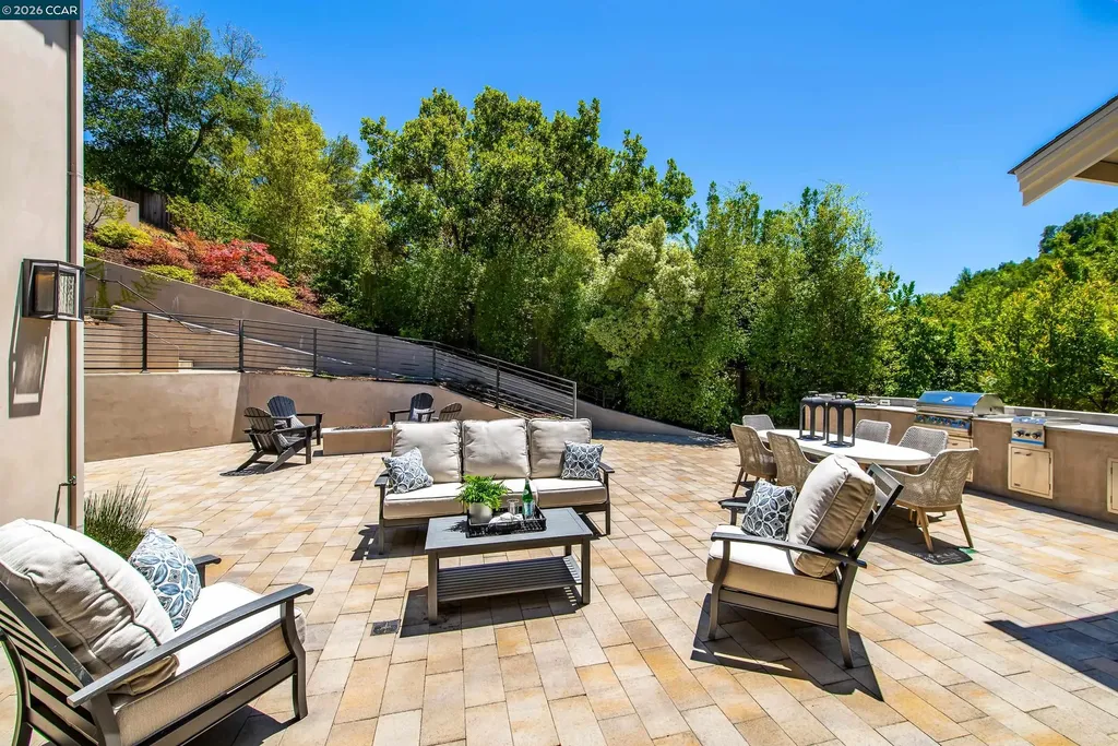 84 Mossbridge Lane Orinda CA 94563