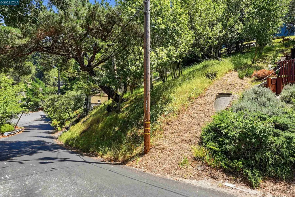 6690 Gunn Drive Oakland CA 94611
