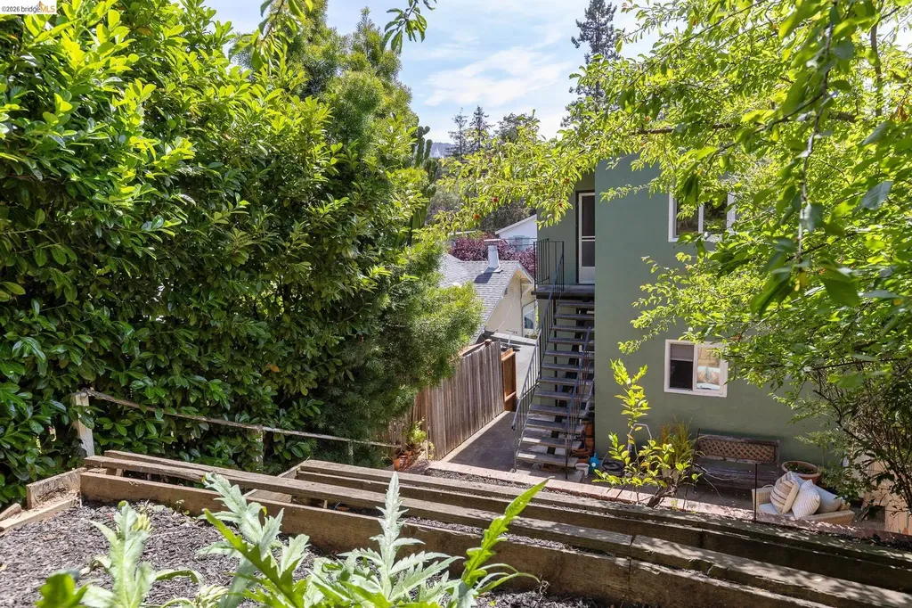 3955-3957 Canon Avenue Oakland CA 94602