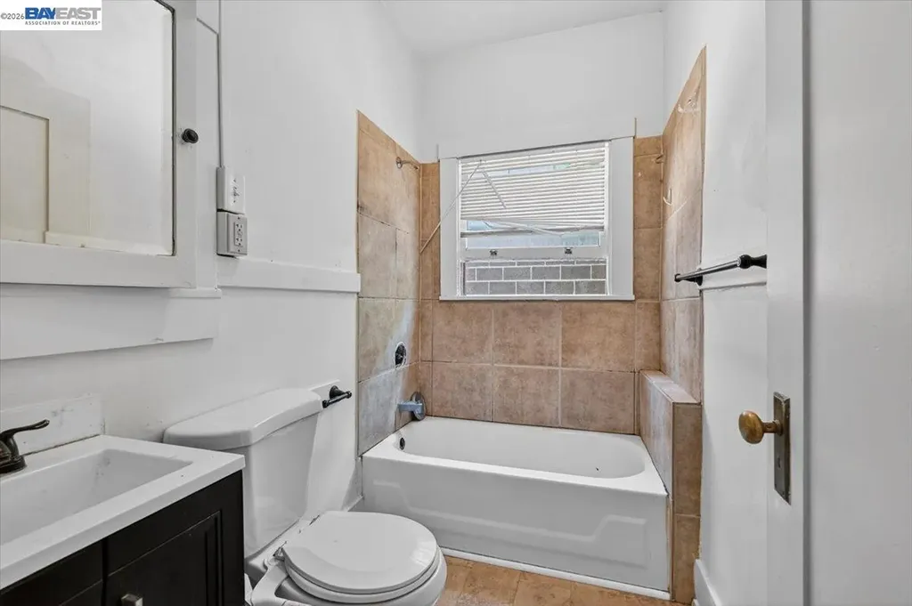 950 Loomis Court Oakland CA 94606