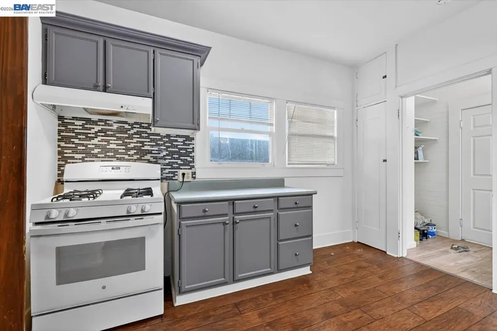 950 Loomis Court Oakland CA 94606