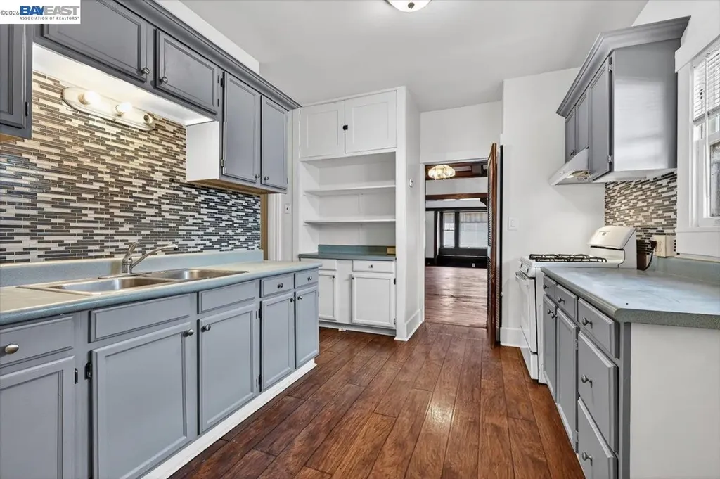 950 Loomis Court Oakland CA 94606