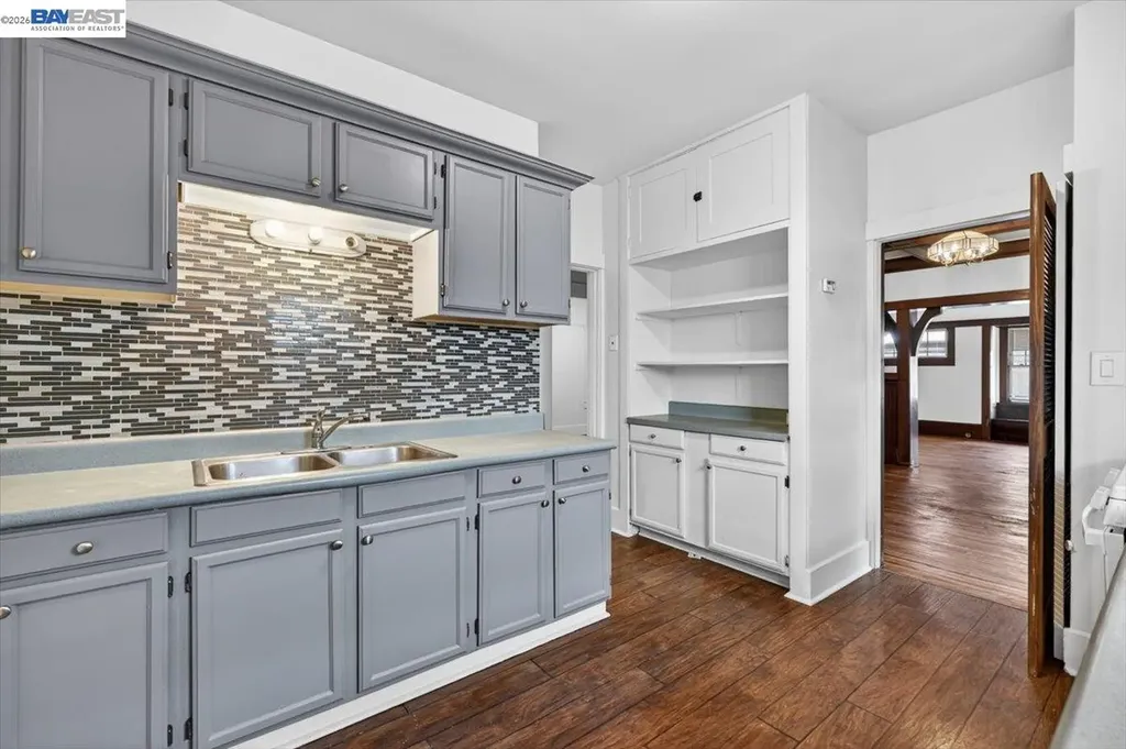 950 Loomis Court Oakland CA 94606