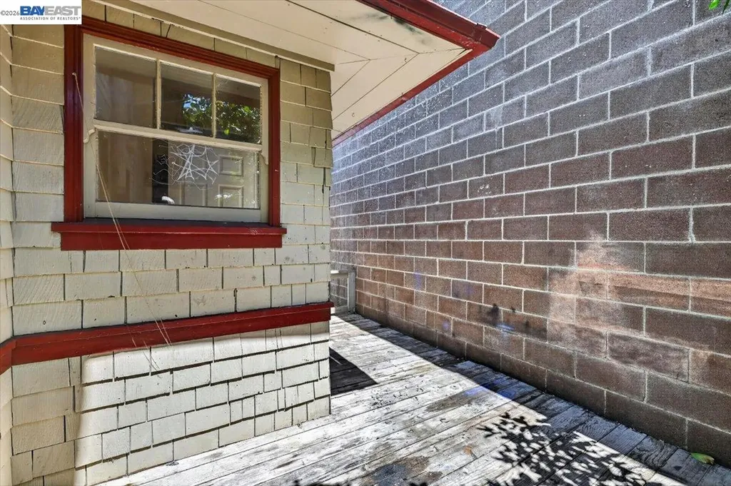950 Loomis Court Oakland CA 94606