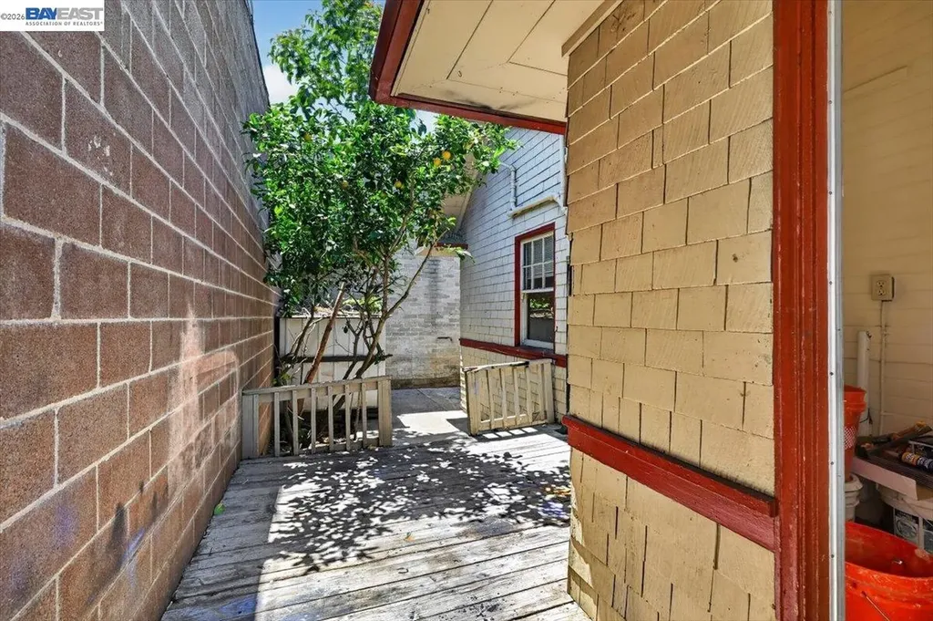 950 Loomis Court Oakland CA 94606