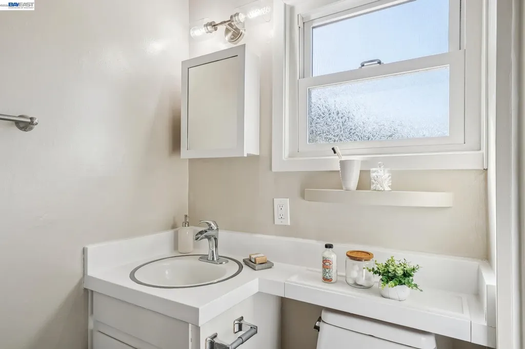 2452 Potomac Street Oakland CA 94602