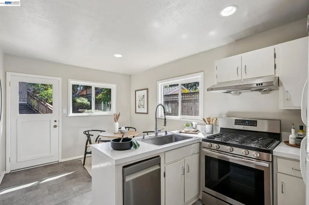 2452 Potomac Street Oakland CA 94602
