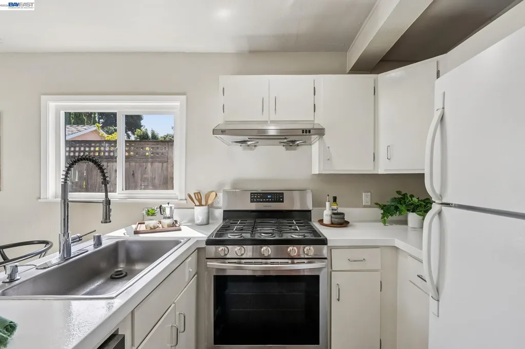 2452 Potomac Street Oakland CA 94602