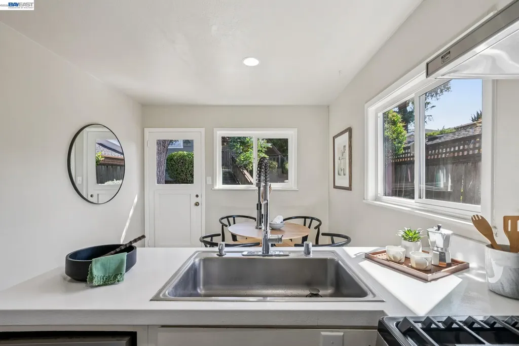 2452 Potomac Street Oakland CA 94602