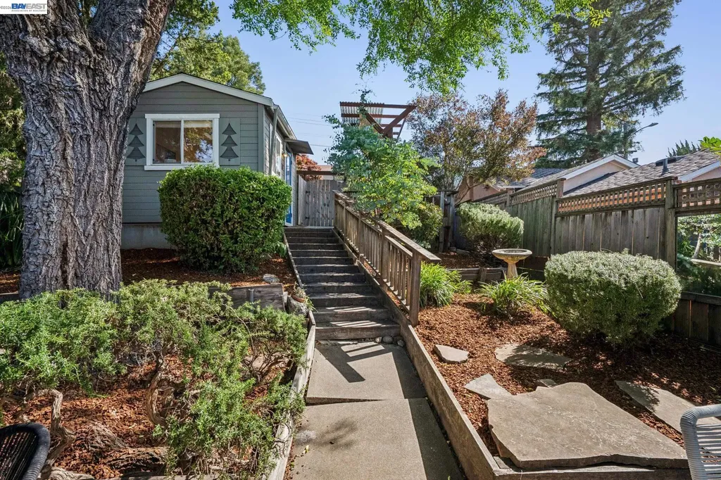 2452 Potomac Street Oakland CA 94602