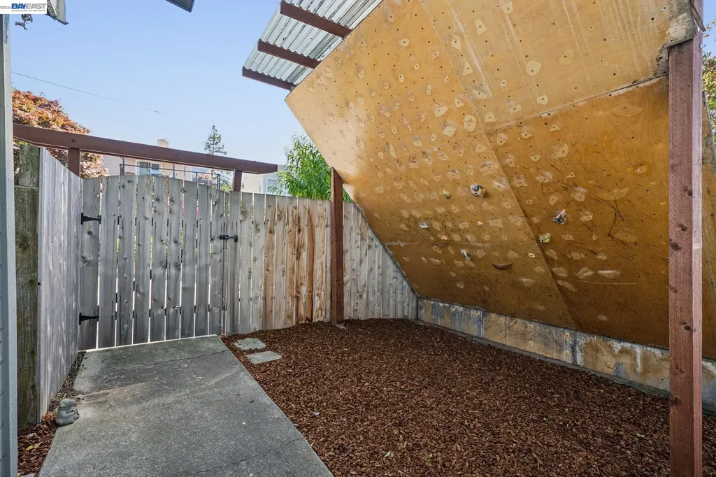 2452 Potomac Street Oakland CA 94602