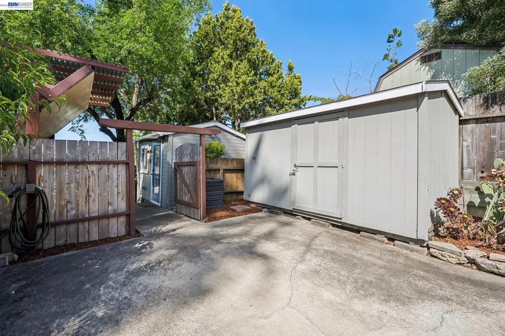 2452 Potomac Street Oakland CA 94602