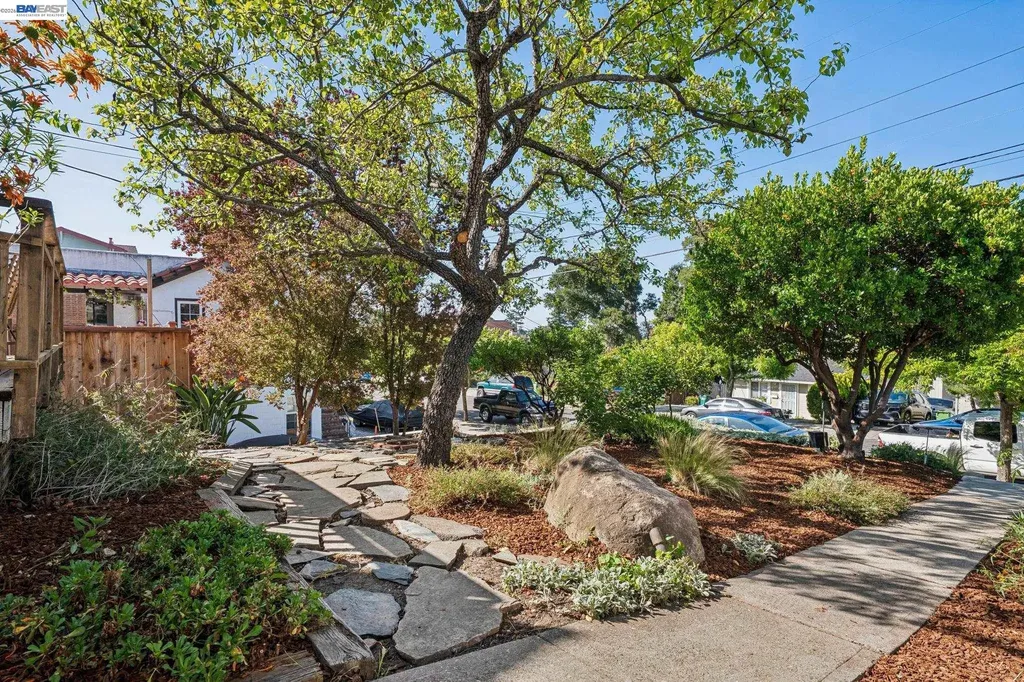 2452 Potomac Street Oakland CA 94602