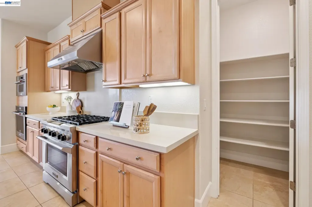 5 Stirling Way Hayward CA 94542