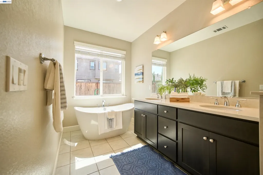 243 Gannet Street Vacaville CA 95688