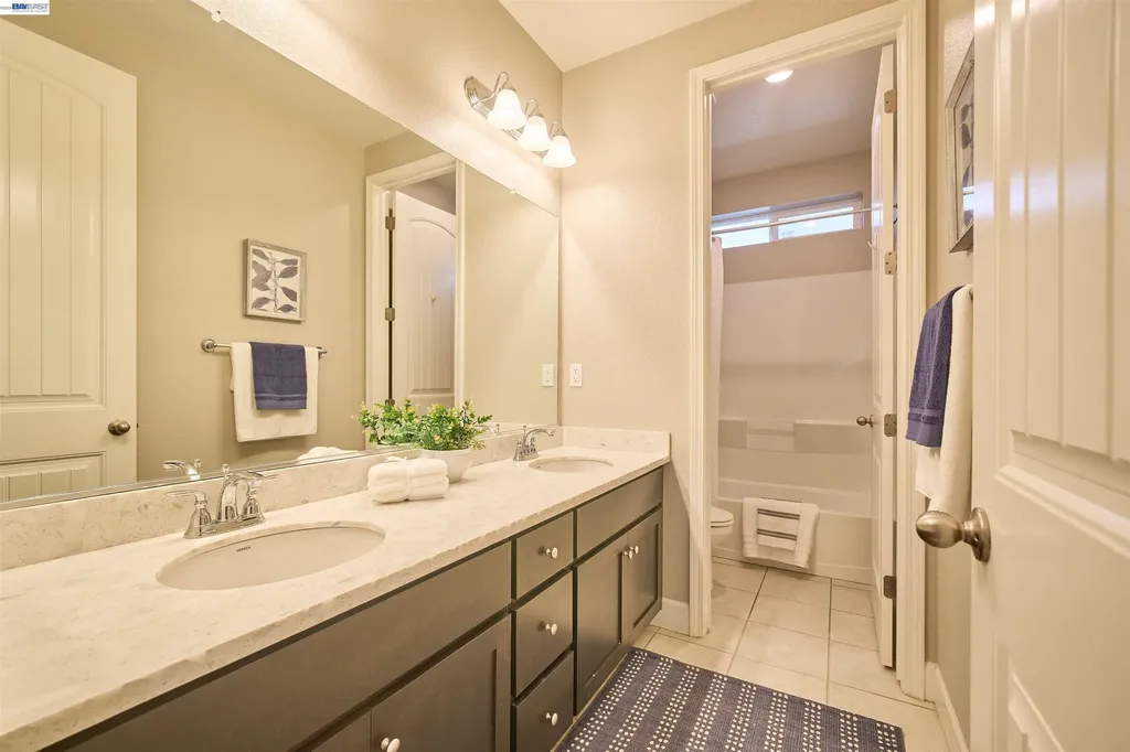 243 Gannet Street Vacaville CA 95688