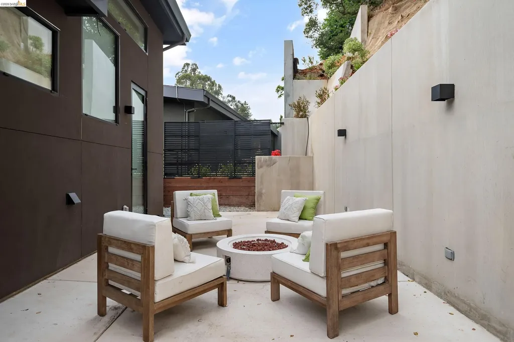 1667 Trestle Glen Road Oakland CA 94610
