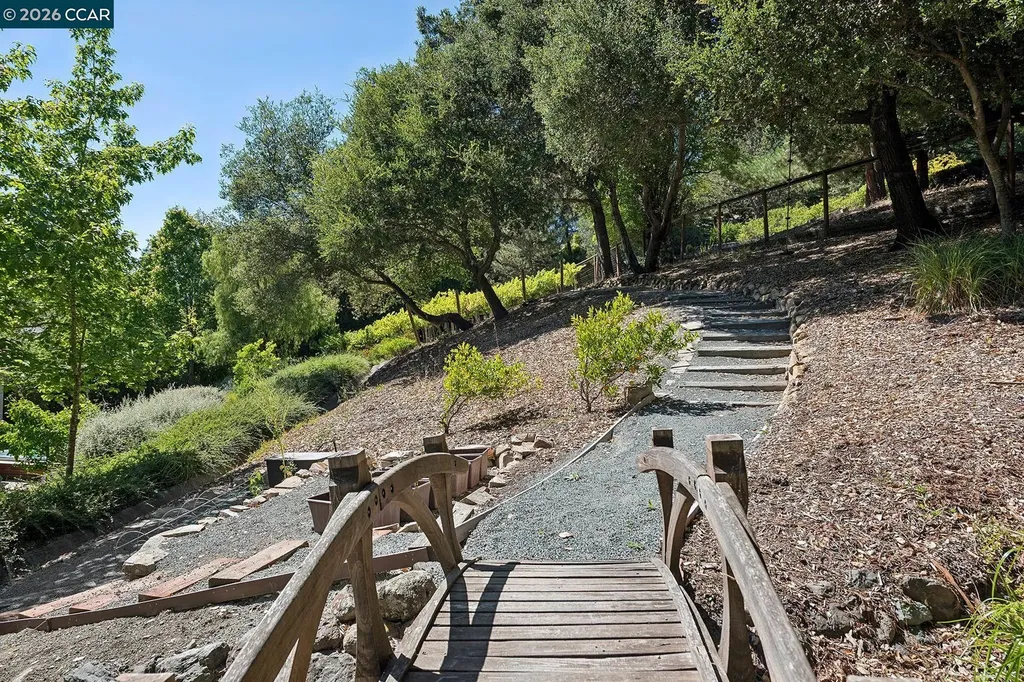 31 Sandy Court Orinda CA 94563