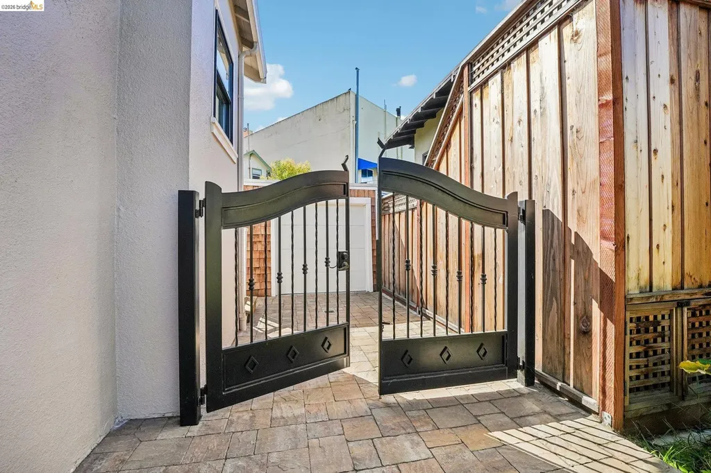 5444 Lawton Avenue Oakland CA 94618