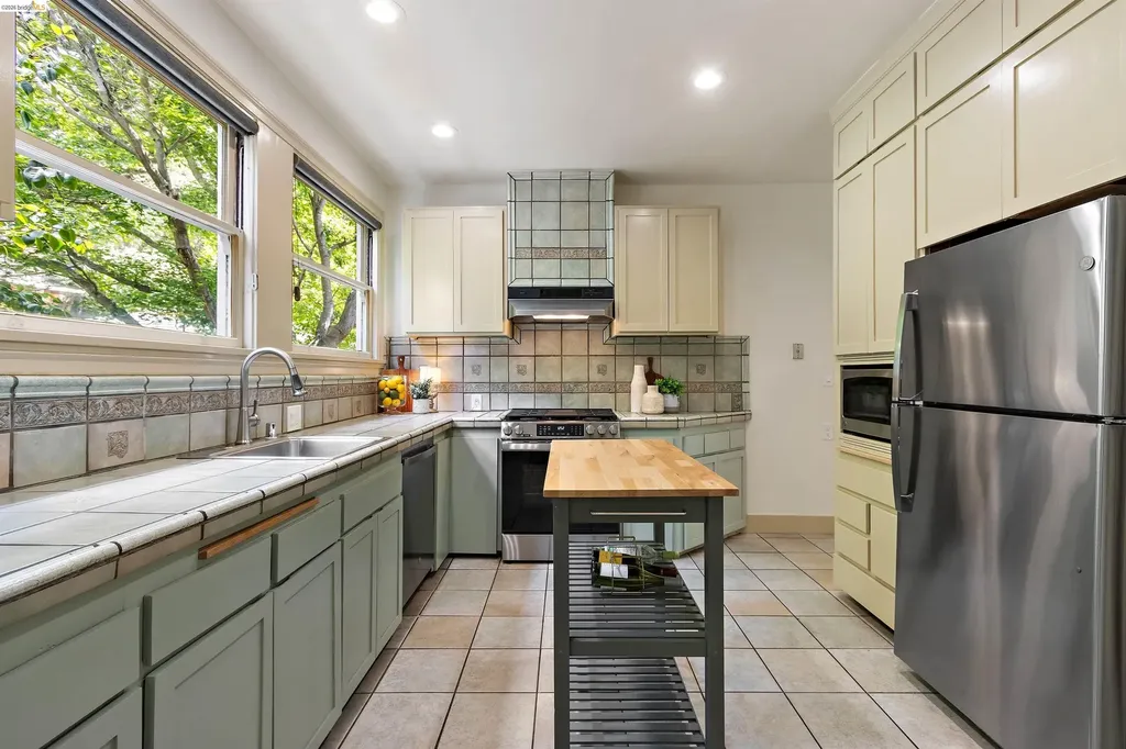 774 Trestle Glen Road Oakland CA 94610
