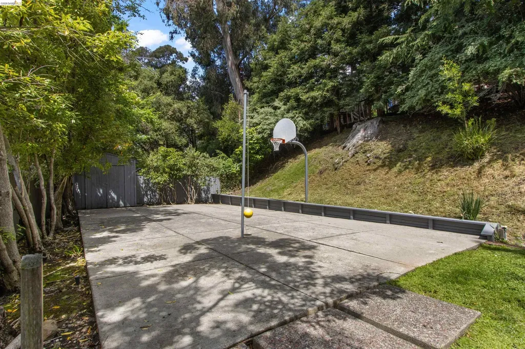 774 Trestle Glen Road Oakland CA 94610