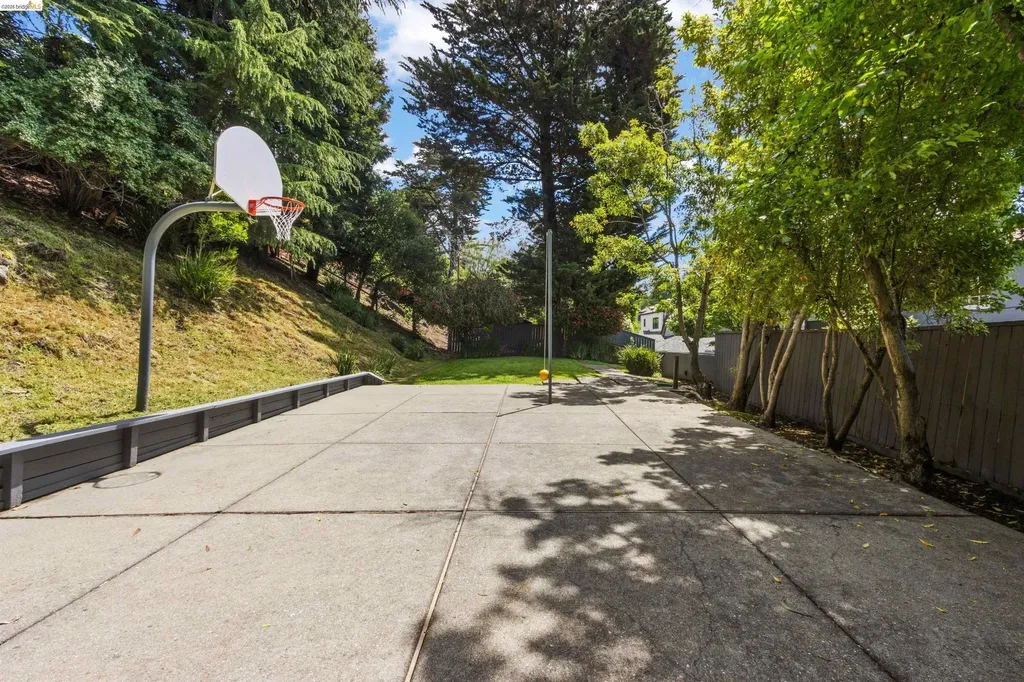 774 Trestle Glen Road Oakland CA 94610