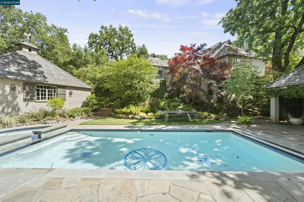 33 La Noria Orinda CA 94563