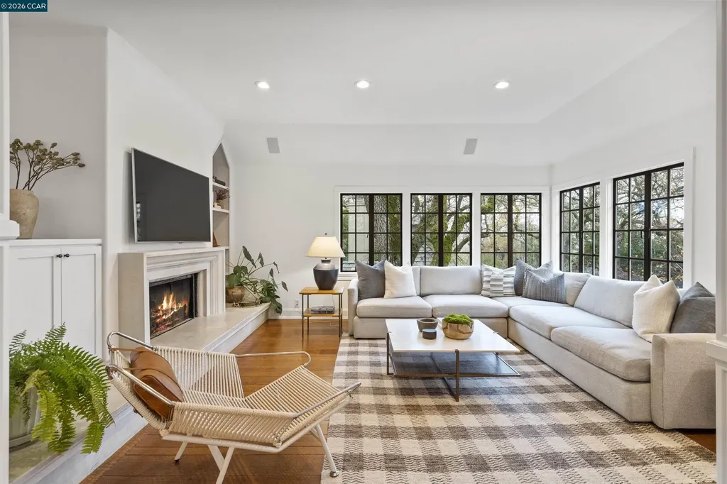 33 La Noria Orinda CA 94563