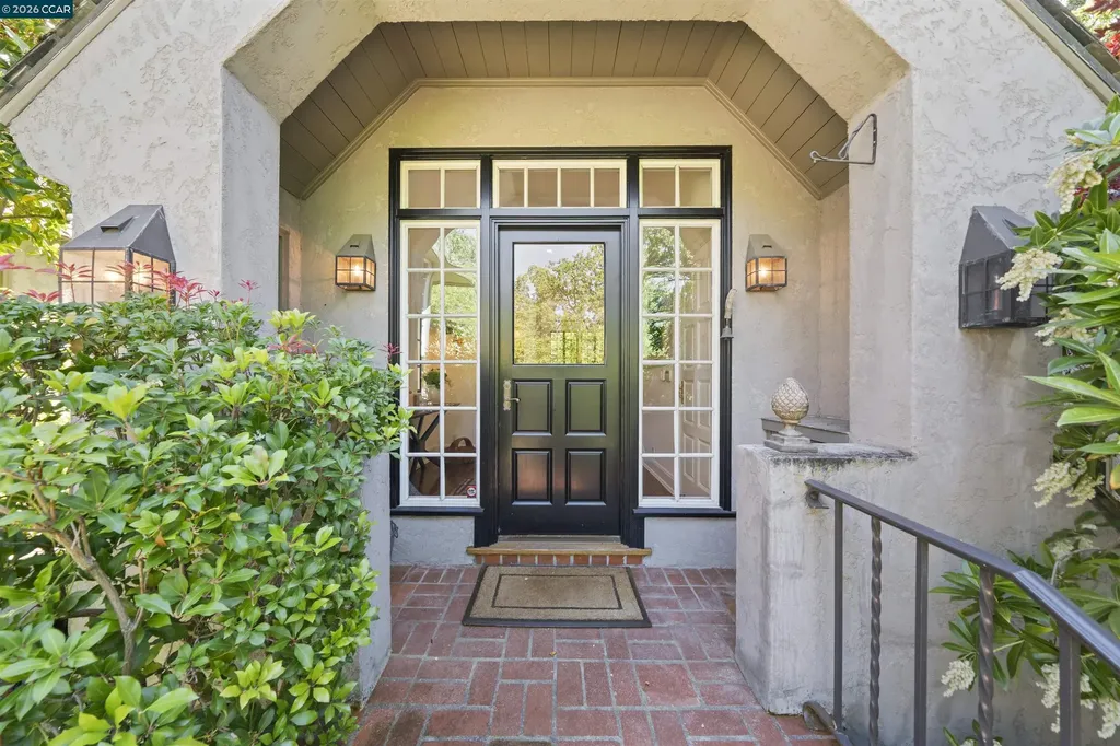33 La Noria Orinda CA 94563