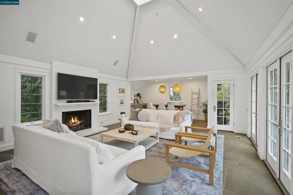 33 La Noria Orinda CA 94563