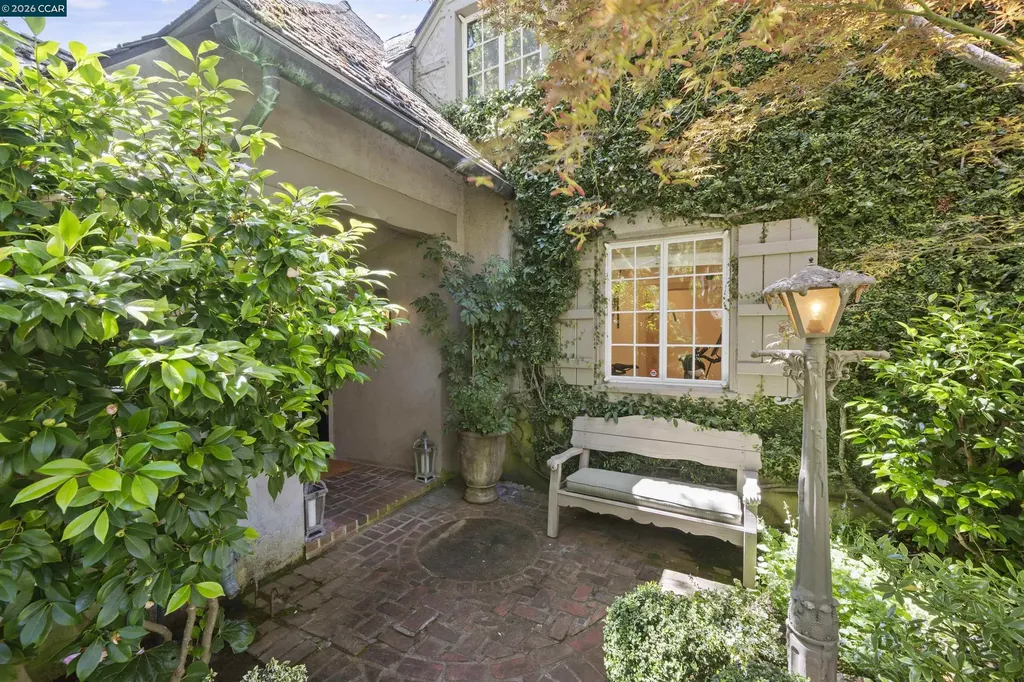 33 La Noria Orinda CA 94563