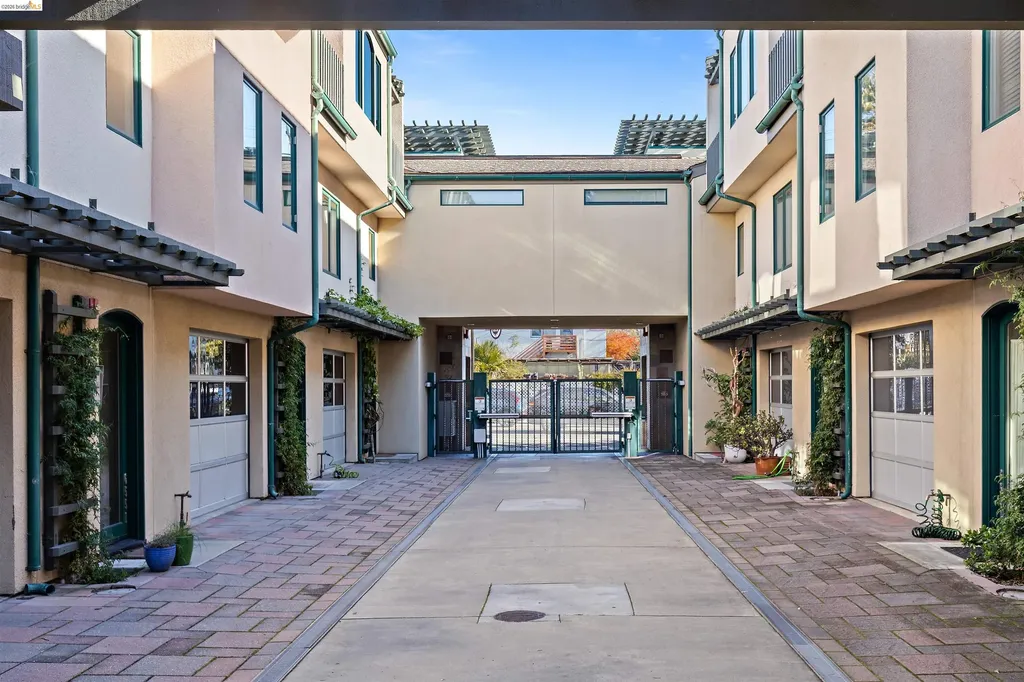 6555 Shattuck Avenue Oakland CA 94609