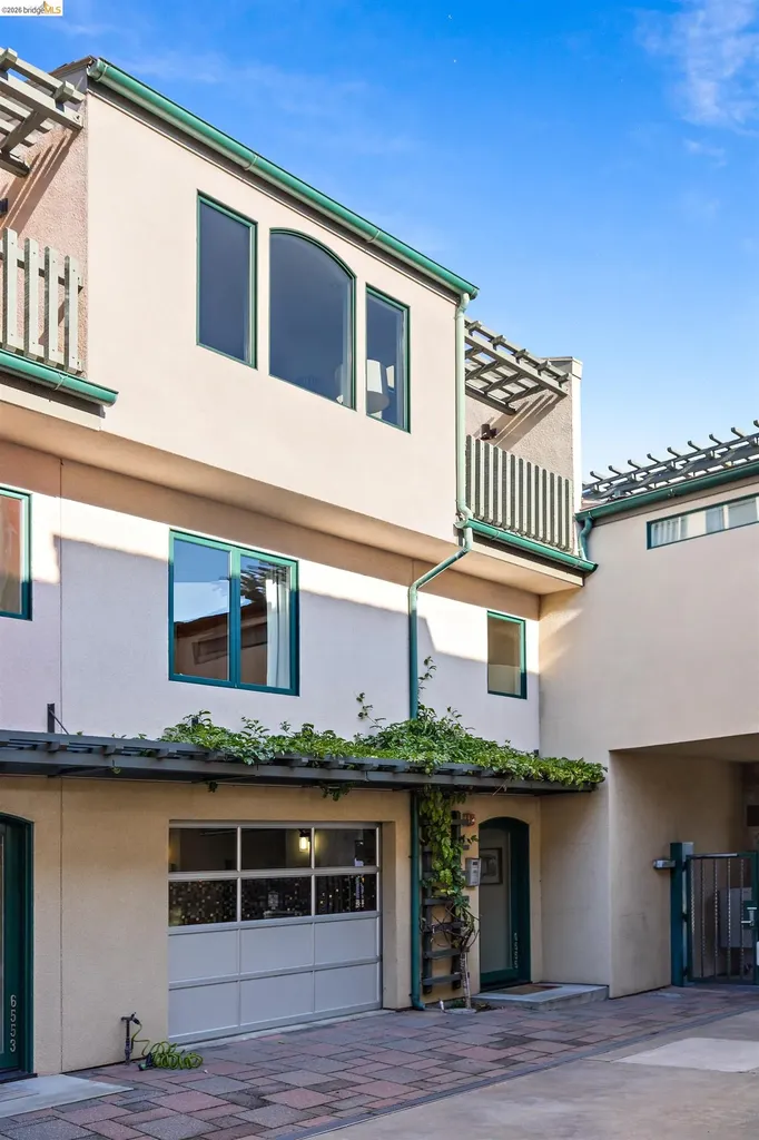 6555 Shattuck Avenue Oakland CA 94609