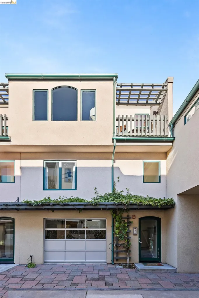 6555 Shattuck Avenue Oakland CA 94609